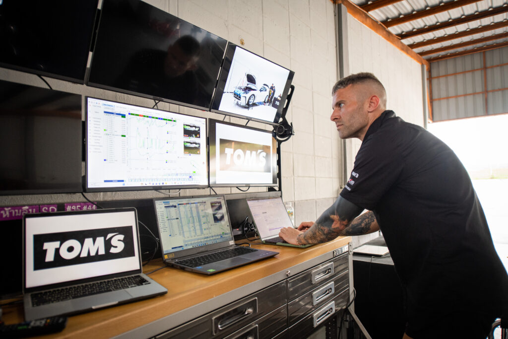 Jono Lester at the TOM'S Racing Thailand engineering desk during a coaching session